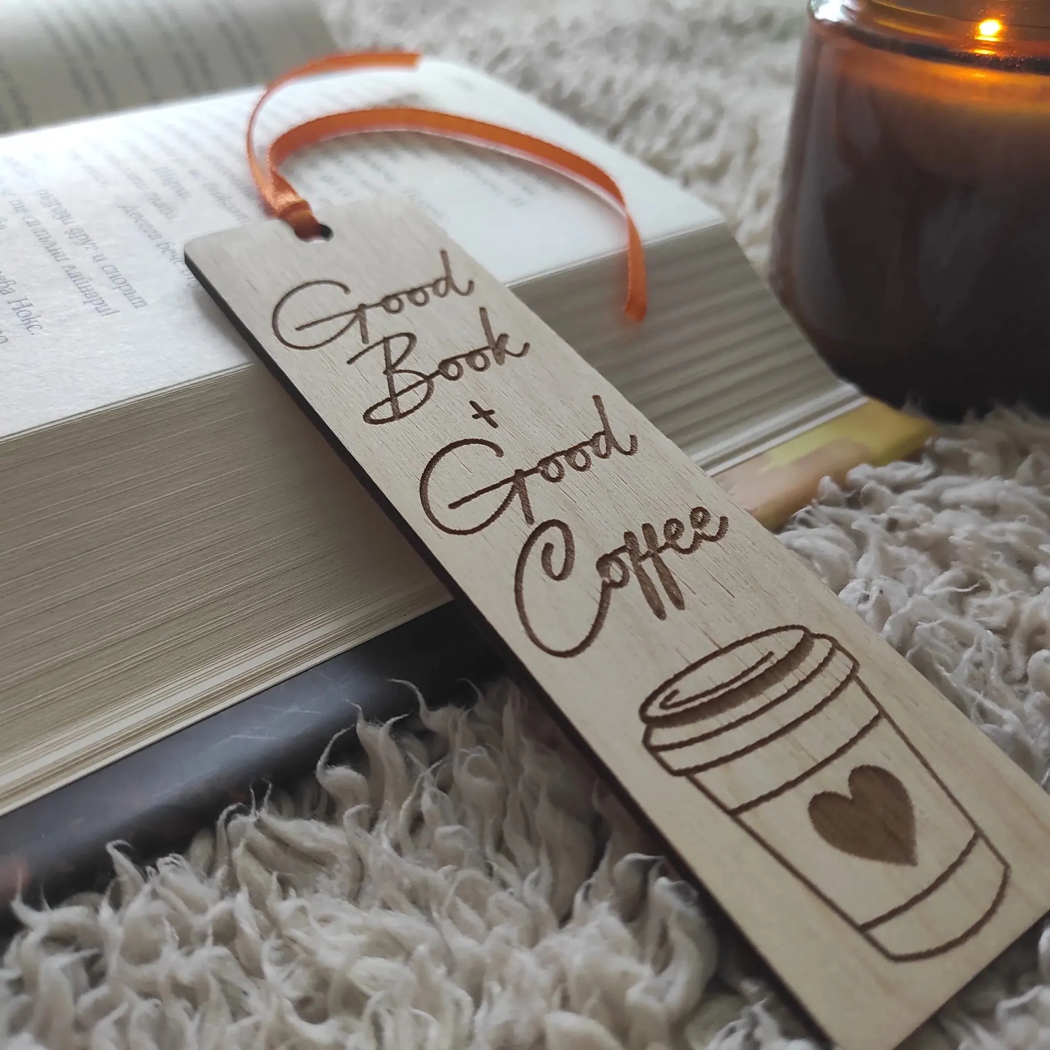 Дървен книгоразделител „Good book + good coffee“