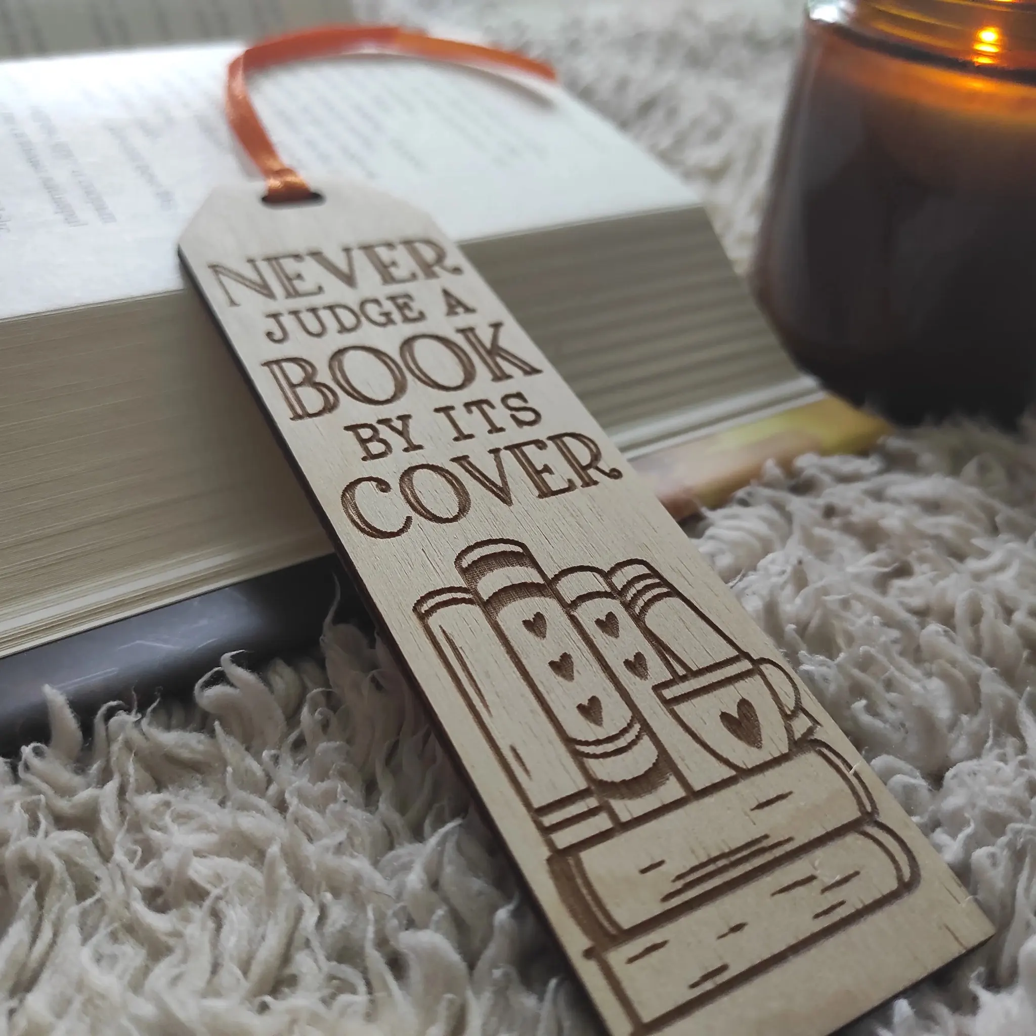 Дървен книгоразделител „Never judge a book by its cover“
