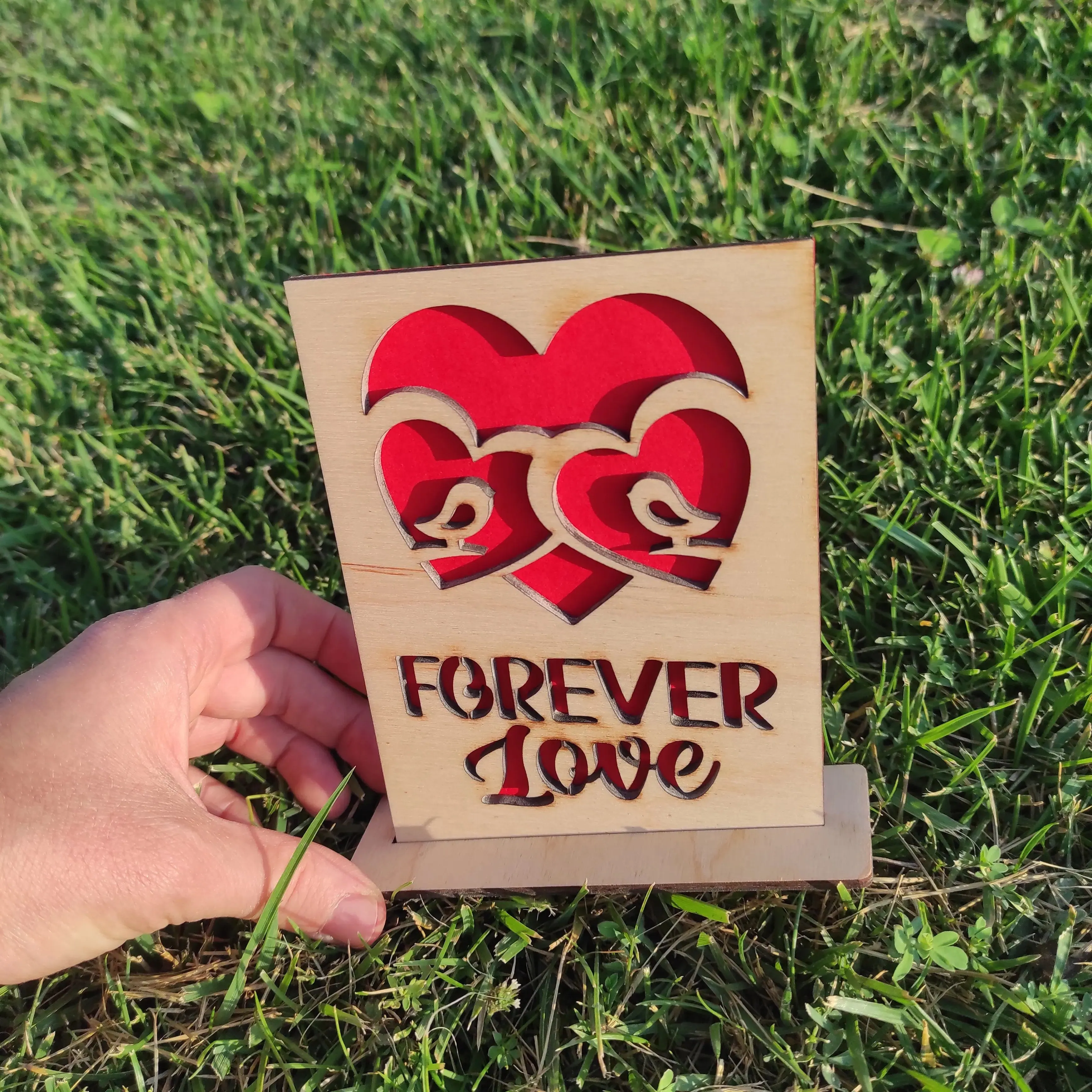 Дървена картичка Forever Love — детайл на сърцата