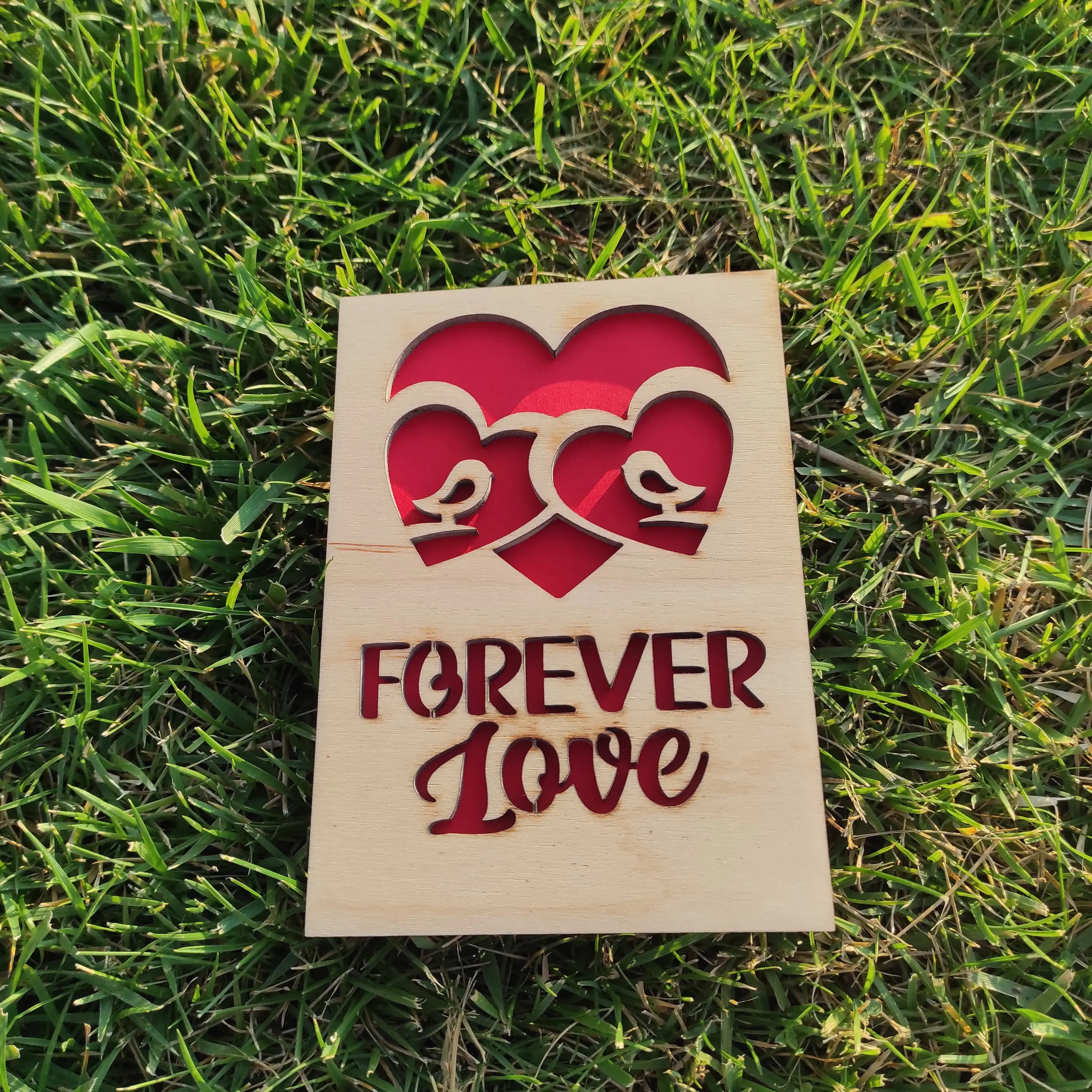 Дървена картичка Forever Love върху трева