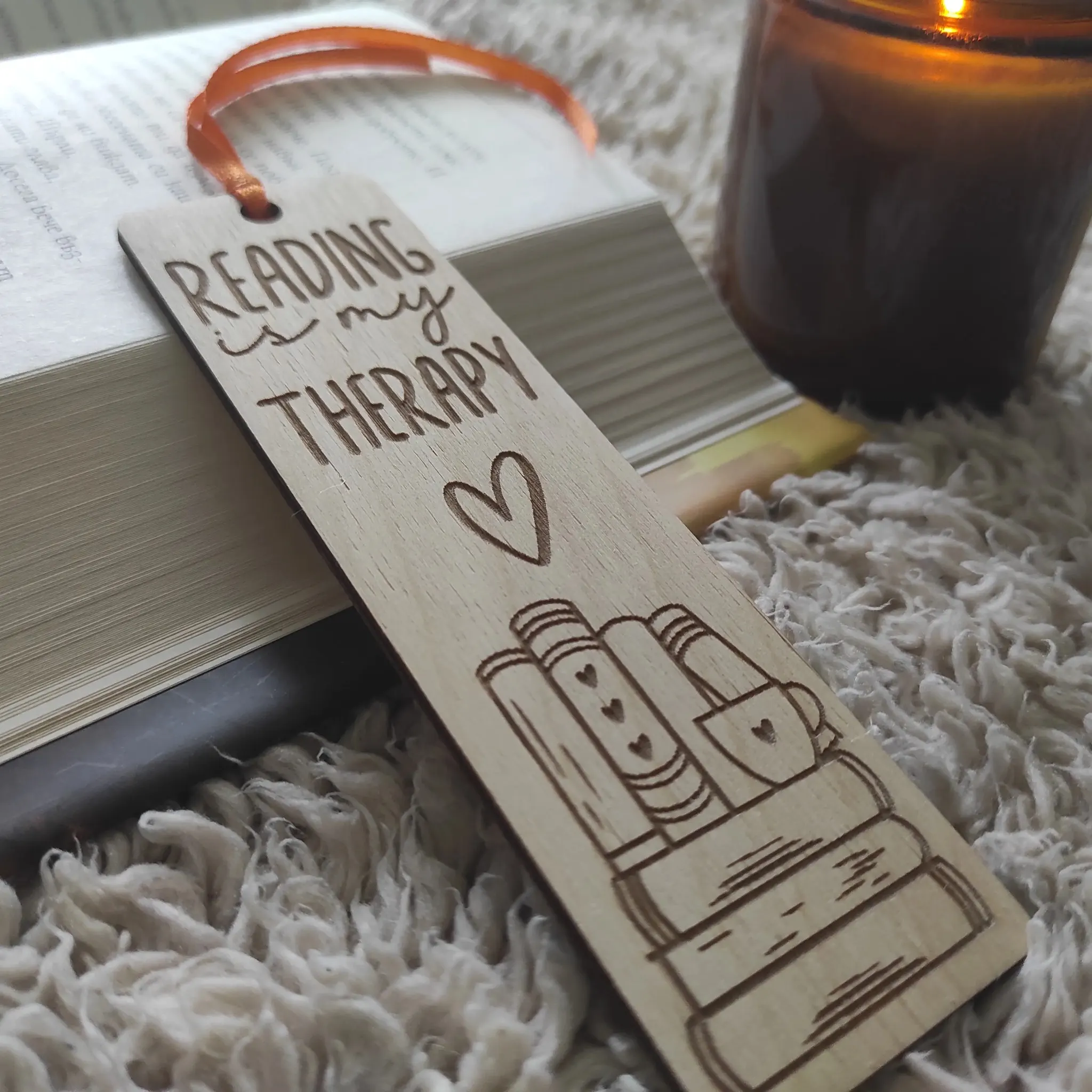 Дървен книгоразделител „Reading is my therapy“