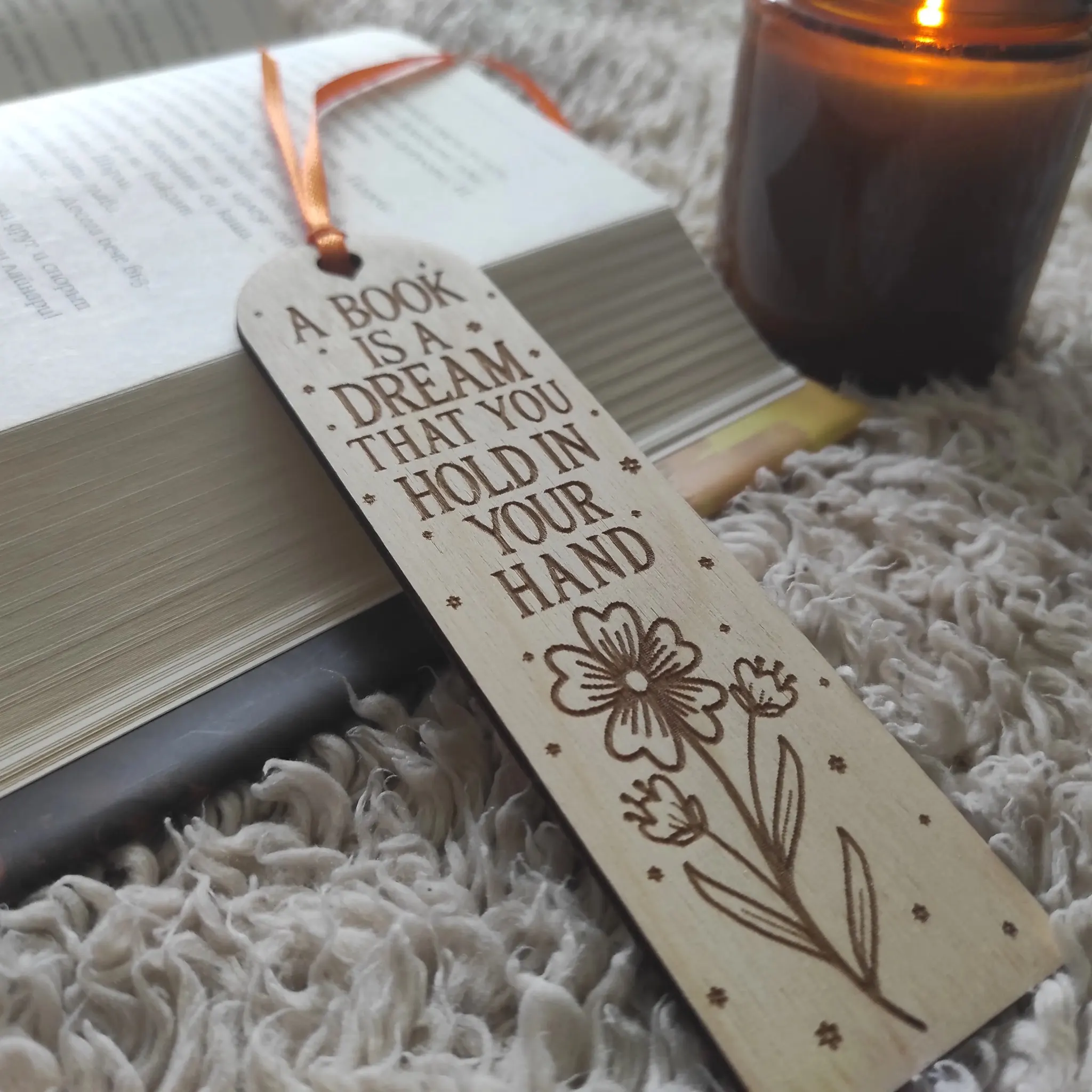 Дървен книгоразделител „A book is a dream“