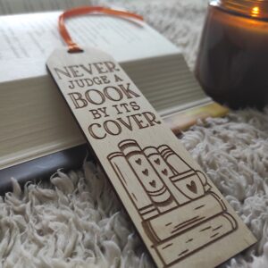 Книгоразделител "Never judge a book by its cover"